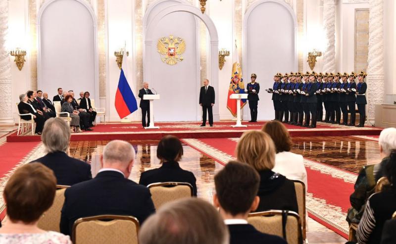В День России Дмитрий Азаров участвует в церемонии чествования заслуженных россиян в Кремле