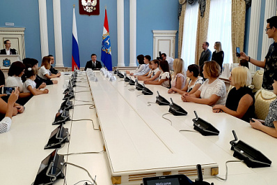 Дмитрий Азаров вручил паспорта юным гражданам