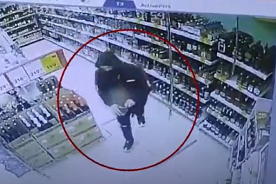 В Тольятти магазинный вор пытался обмануть полицейских двусторонней курткой