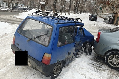 В столкновении внедорожника и легковушки пострадали женщина и ребенок