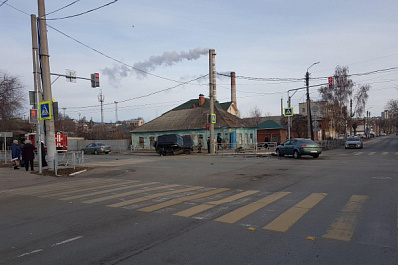 В Сызрани водитель "Нивы" проскочил на красный свет и влетел в забор