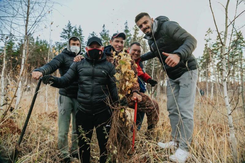 Представители футбольного "Акрона" посадили деревья в лесу Комсомольского района Тольятти 