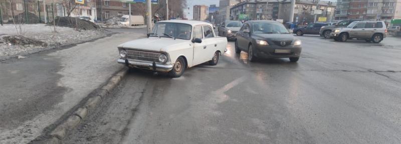 В Новосибирске мужчины на Infinity пытались украсть старый "Москвич"