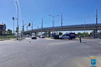 В Самаре легковушка врезалась в "газель"