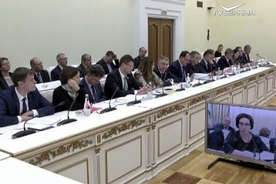 Дмитрий Азаров обсудил реализацию нацпроектов с главами муниципалитетов и членами областного правительства