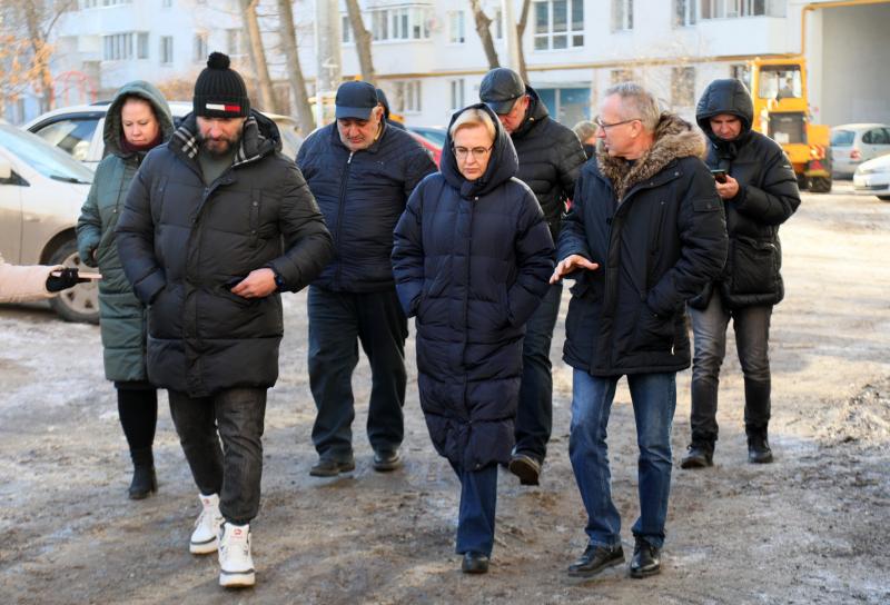 Глава Самары Елена Лапушкина проверила состояние дворов после утечек на водоводах