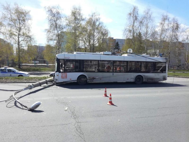 В Тольятти водитель троллейбуса на полной скорости снёс фонарный столб