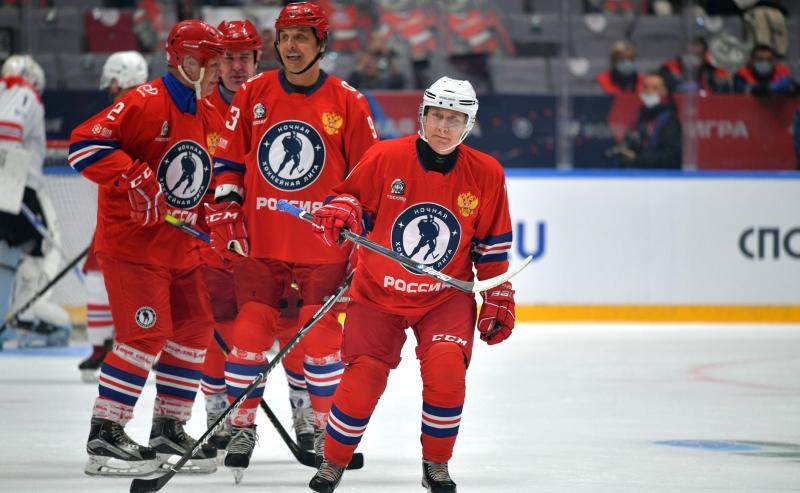 Владимир Путин принял участие в гала-матче юбилейной Ночной хоккейной лиги