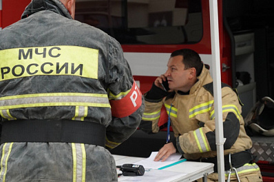 Спасатели МЧС помогли врачам перевезти тяжеловесного пациента