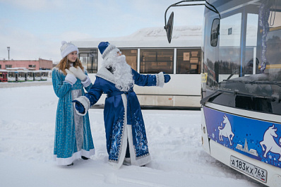 В Самаре на линию вышел новогодний автобус