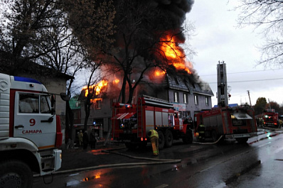 В Самаре на улице Промышленности горит трехэтажное здание 