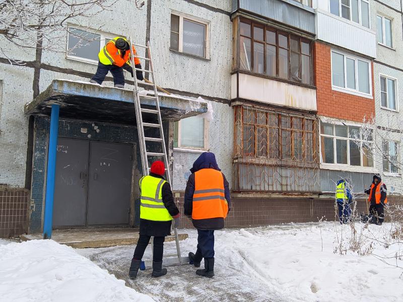 В Тольятти проконтролировали, как чистят снег и наледь в кварталах