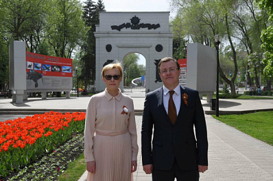 Дмитрий Азаров возложил цветы к Триумфальной арке и на Аллее Маршалов