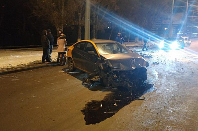 25-летняя девушка за рулем арендованного автомобиля снесла ограждение на Московском шоссе в Самаре