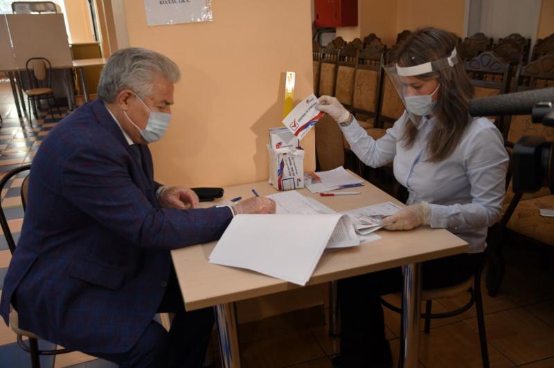 Геннадий Котельников проголосовал по поправкам в Конституцию