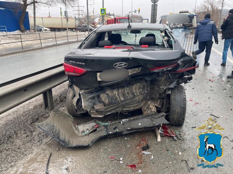 В Самаре у светофора на улице Полтавской столкнулись пять машин