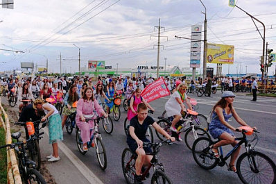 В Тольятти более 300 девушек прокатились на велосипедах по улицам города
