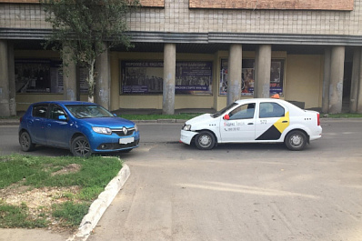 В Самаре автоледи не пропустила автомобиль и спровоцировала аварию