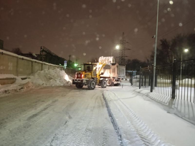 Коммунальные службы Самары продолжают расчищать улицы в круглосуточном режиме