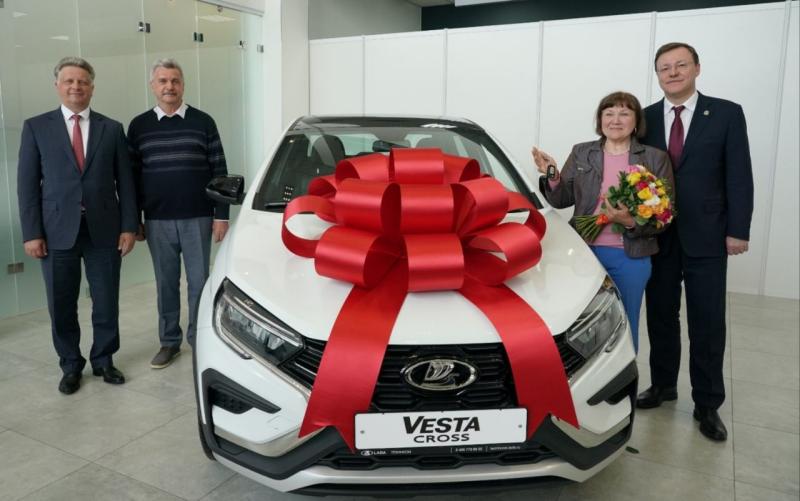 Дмитрий Азаров и Максим Соколов передали новую LADA Vesta победительнице конкурса про Самарскую область