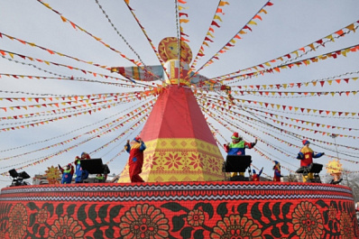 Самарцы на площади Куйбышева проводили зиму и поели блинов