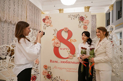Губернатор Самарской области Дмитрий Азаров поздравил жительниц Тольятти и Сызрани с наступающим Международным женским днем