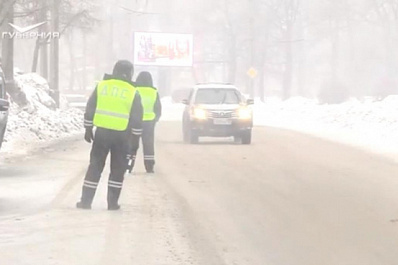 Цветочный патруль: в Самаре сотрудники ГИБДД поздравили женщин с 8 Марта