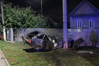 Под Самарой "девятка" влетела в столб, пассажир погиб