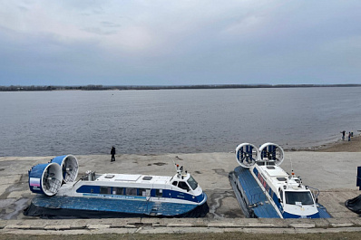 В момент переправы Рождествено - Самара на Волге сломалось судно