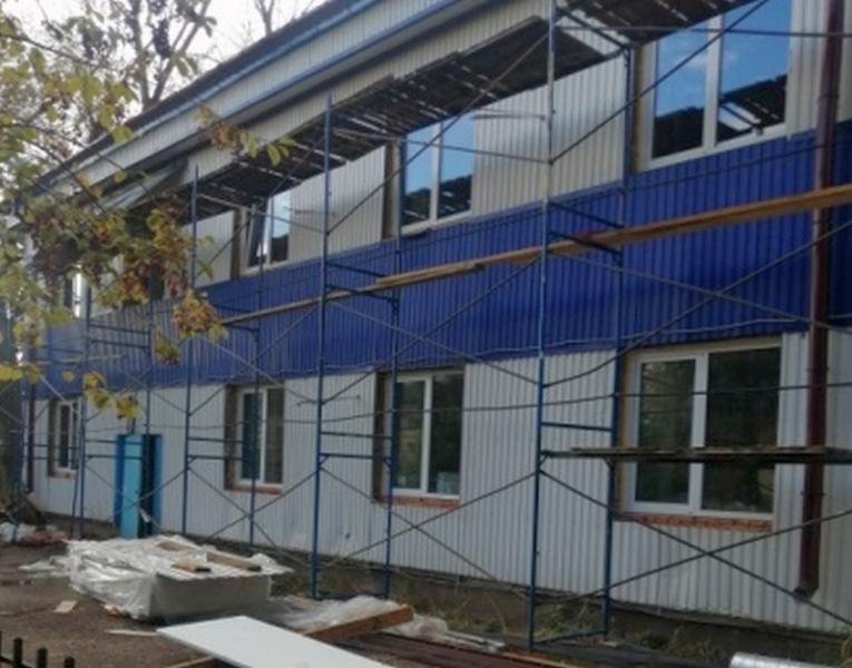 В поселке Петра Дубрава активно идет ремонт поликлиники 
