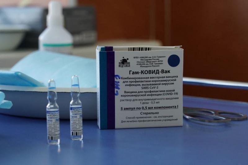 Жители Сызрани проходят вакцинацию от COVID-19 в мобильном комплексе