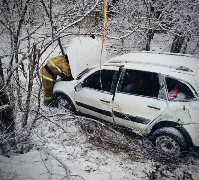 13 декабря в Самарской области двое человек пострадали в улетевшей в кювет "Гранте"