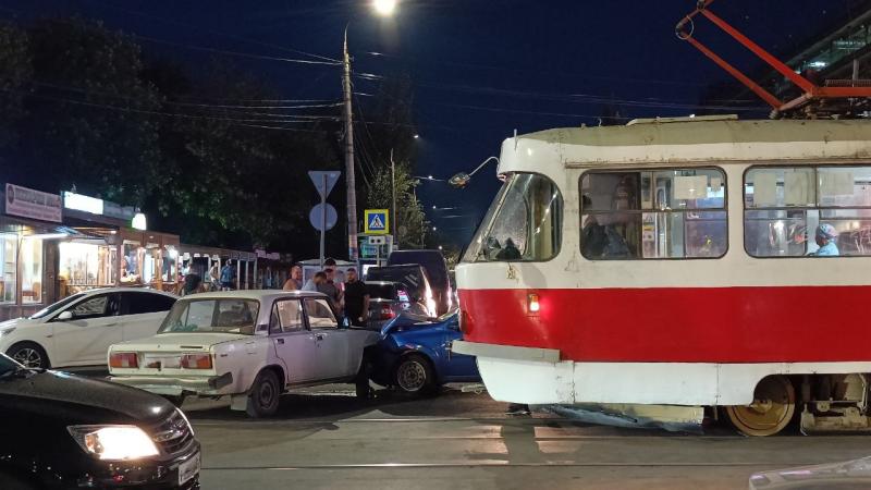 В Самаре на перекрестке улиц Авроры и Аэродромной столкнулись "Гранта" и "пятерка"