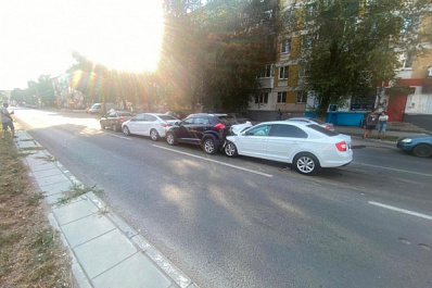 В Советском районе Самары водитель Skoda Rapid устроил массовое ДТП с четырьмя автомобилями