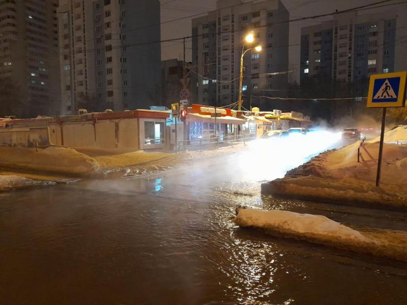 В Самаре из-за утечки на тепломагистрали временно закрыли движение по ул. Аминева