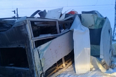 Товарный поезд протаранил КамАЗ на переезде в Самарской области