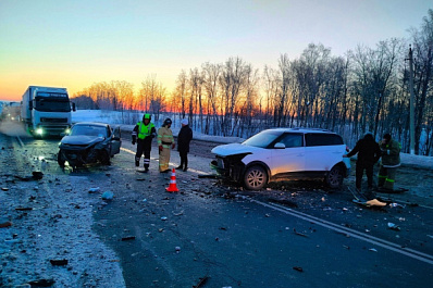 В Самарской области лоб в лоб столкнулись "Гранта" и иномарка