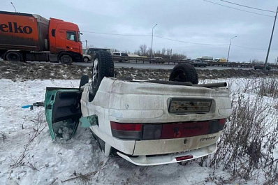 На трассе Самара - Новокуйбышевск фура вытолкнула с дороги легковушку