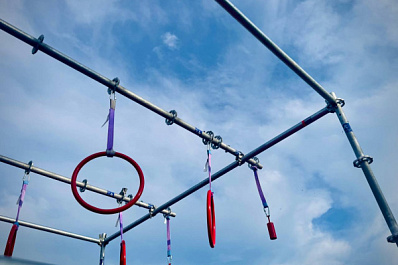 Мама девочки, упавшей с полосы препятствий на Куйбышева, попросила сделать оборудование безопасным для детей