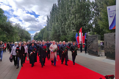Жители Самары, руководители заводов и представители иностранных делегаций возложили цветы к стеле "Город трудовой доблести"