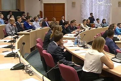 Молодежные группы провели заседание в областном парламенте