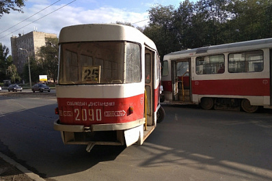 В Самаре трамвай сошел с рельсов и перегородил движение 