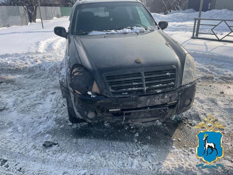 В Самаре молодой водитель на Audi A6 на скорости протаранил забор