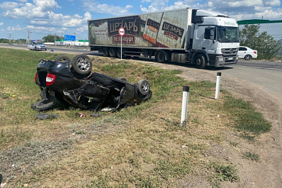 В Самарской области водитель без прав влетел в фуру и перевернулся
