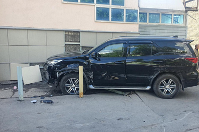 В Самаре Toyota Fortuner сбил женщину и врезался в жилой дом