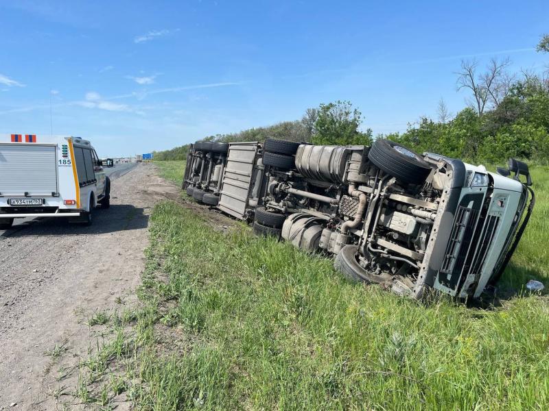 В Сызранском районе 31 мая водитель попал в больницу после опрокидывания грузовика