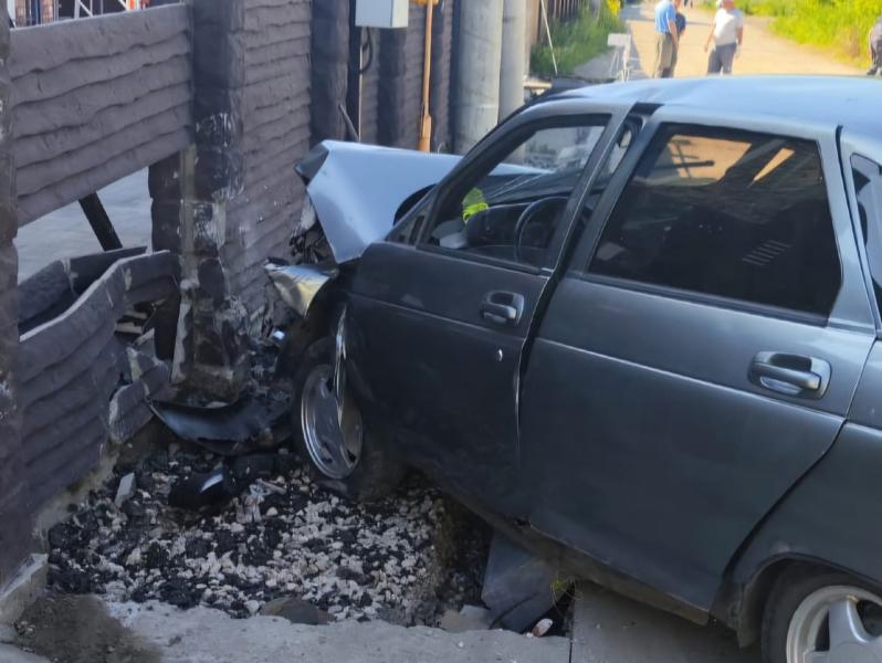 В Самарской области "десятка" пробила забор