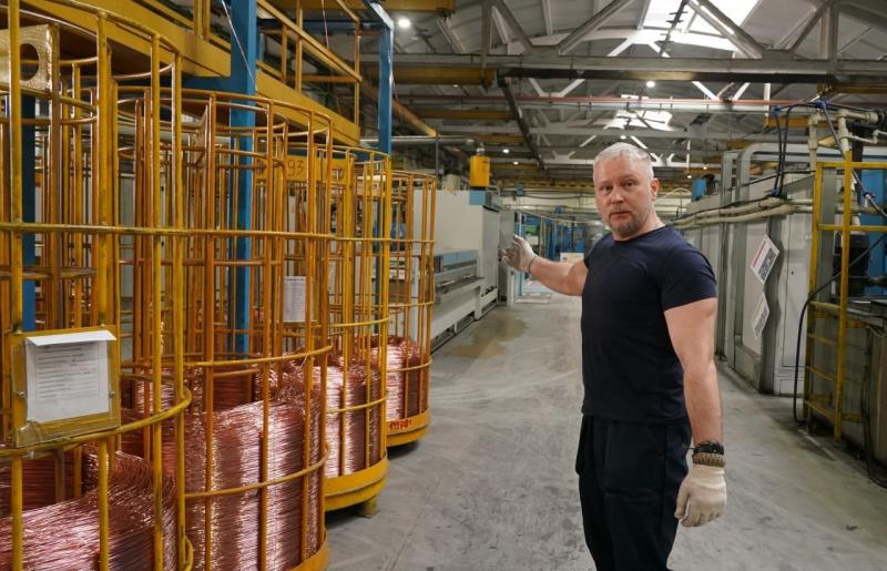 Труд устраивает: ветеран СВО приближает победу на кабельном заводе