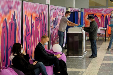 Граффити, музыка и воздушные шары: в Самаре работает самый молодой избирательный участок в России