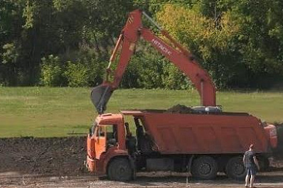 На Мехзаводе начали ремонтировать стадион "Салют"